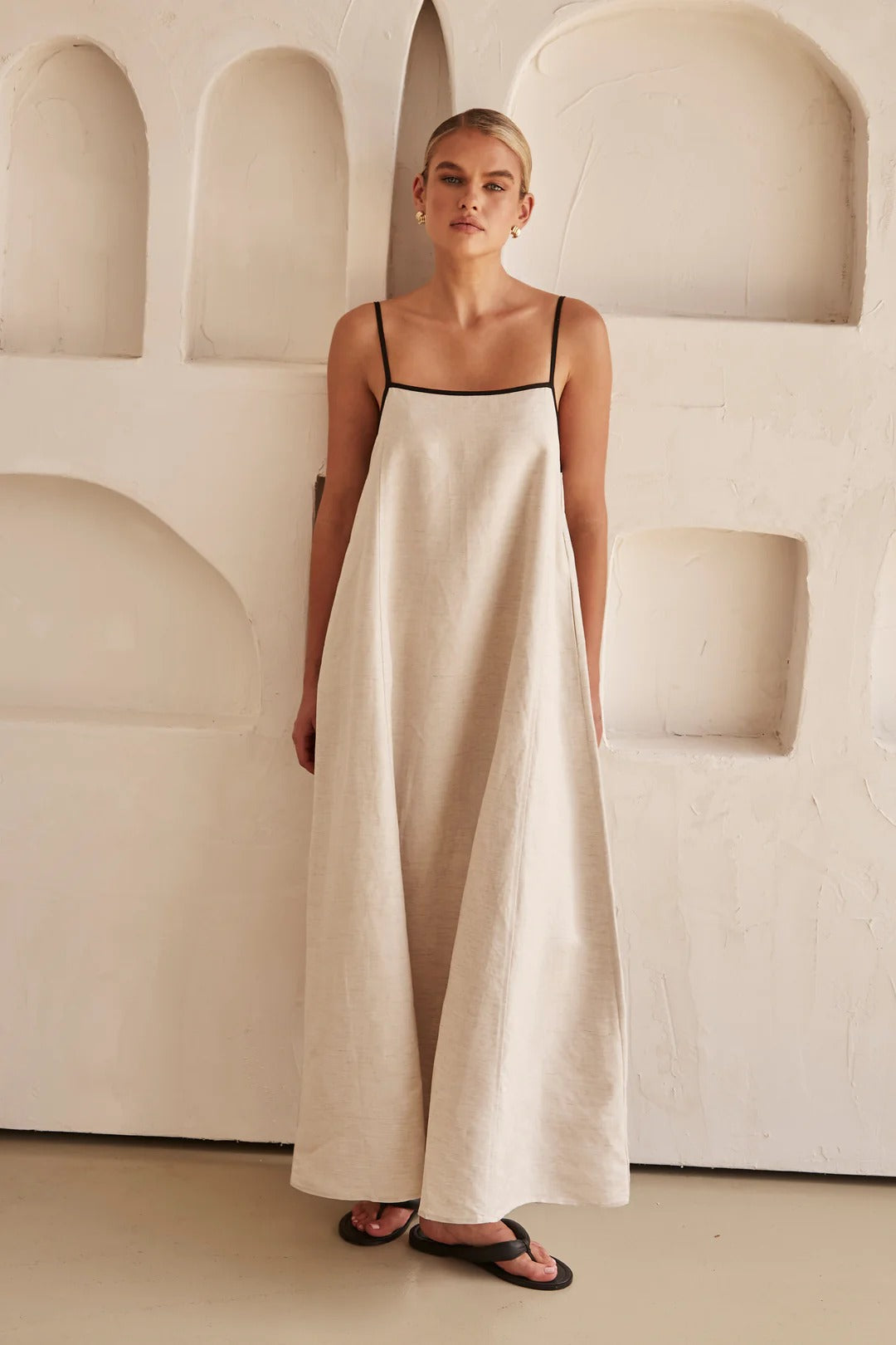 Isara - Robe d'été beige à la silhouette féminine