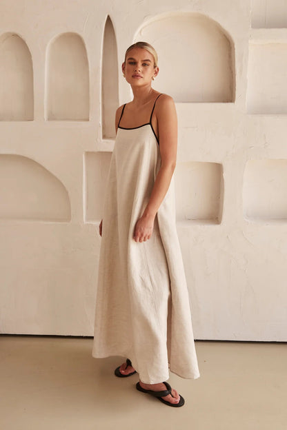 Isara - Robe d'été beige à la silhouette féminine