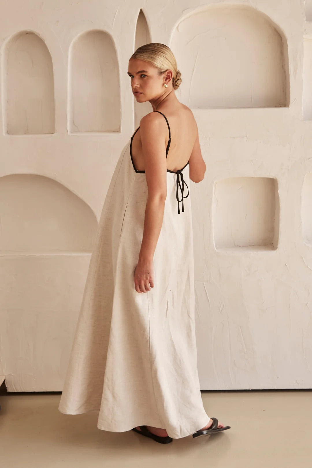Isara - Robe d'été beige à la silhouette féminine