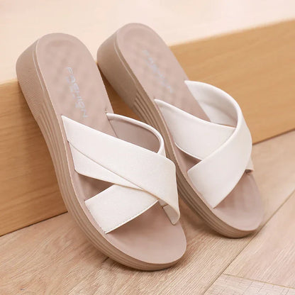 Mules à talon compensé pour femmes en simili cuir avec bout ouvert – Modèle Cassy