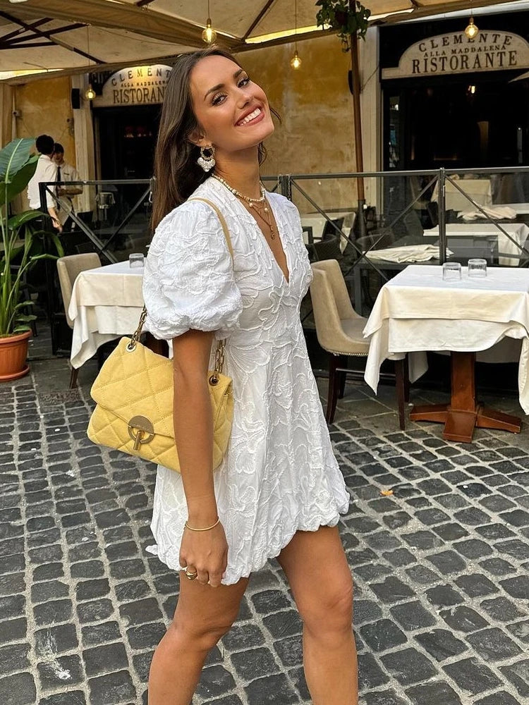 Robe Femme avec Décolleté V Profond, Manches Ballon Courtes et Jupe Bouffante – Design Brodé