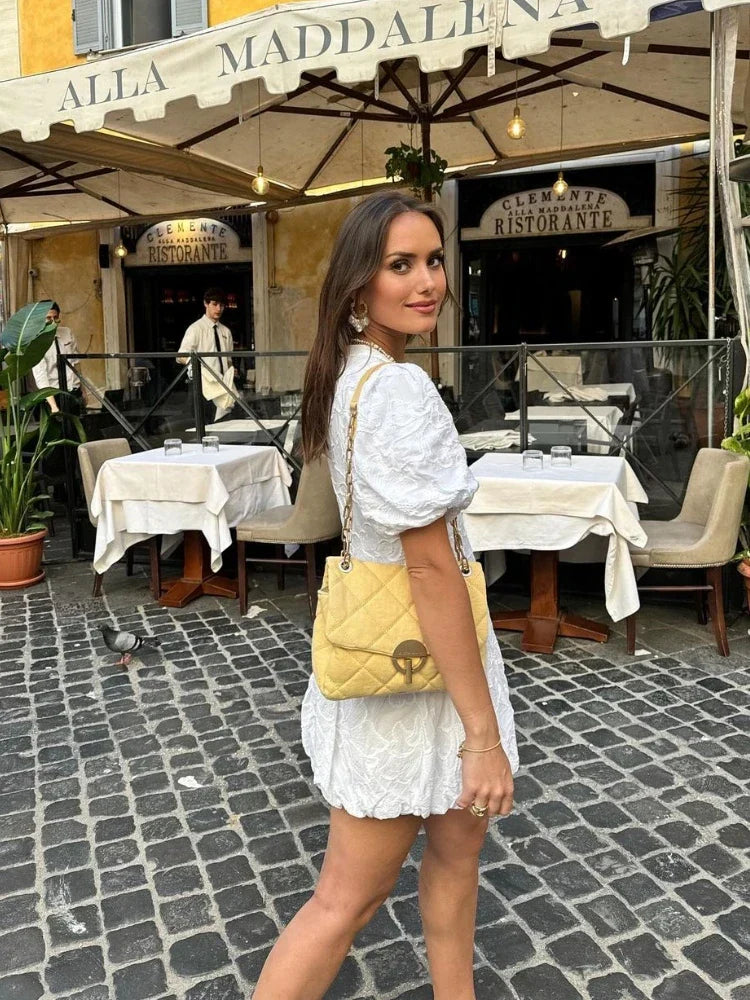 Robe Femme avec Décolleté V Profond, Manches Ballon Courtes et Jupe Bouffante – Design Brodé