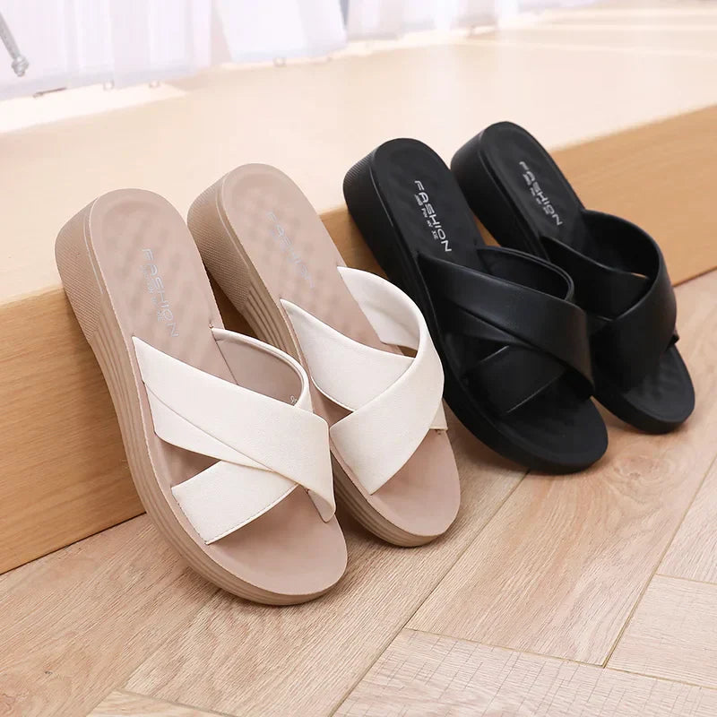 Mules à talon compensé pour femmes en simili cuir avec bout ouvert – Modèle Cassy