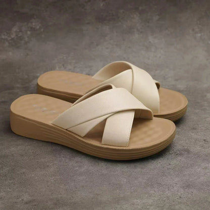 Mules à talon compensé pour femmes en simili cuir avec bout ouvert – Modèle Cassy