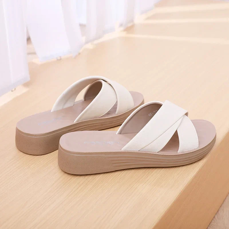 Mules à talon compensé pour femmes en simili cuir avec bout ouvert – Modèle Cassy