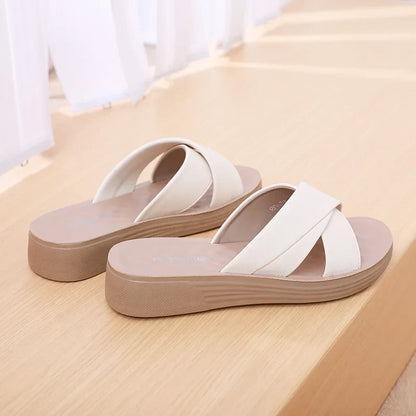 Mules à talon compensé pour femmes en simili cuir avec bout ouvert – Modèle Cassy