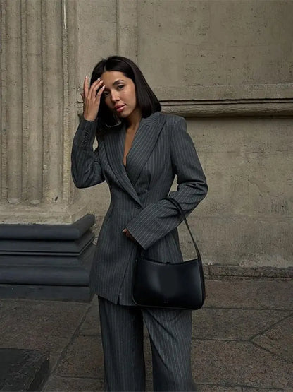 NOÉMIE | Blazer court tendance et raffiné - Luviera Fashion