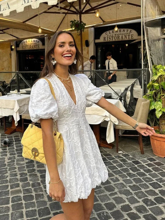 Robe Femme avec Décolleté V Profond, Manches Ballon Courtes et Jupe Bouffante – Design Brodé