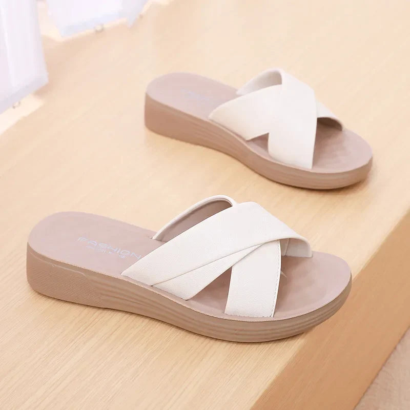 Mules à talon compensé pour femmes en simili cuir avec bout ouvert – Modèle Cassy