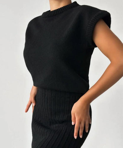 LINA | Ensemble deux pièces avec gilet sans manches et jupe en maille