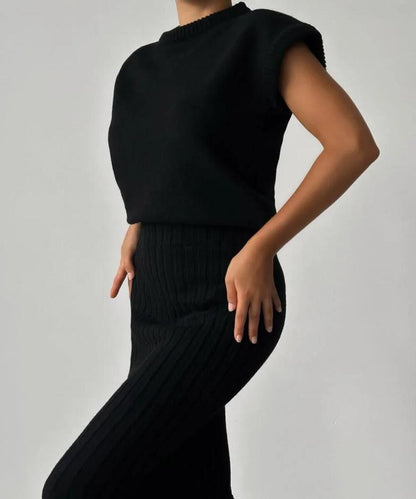 LINA | Ensemble deux pièces avec gilet sans manches et jupe en maille