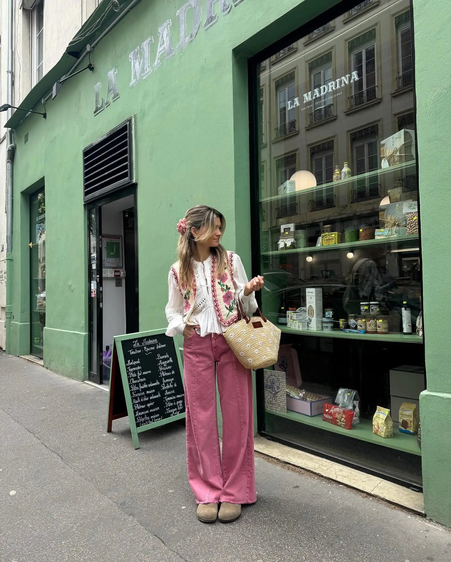 Sac fourre-tout en osier pour femmes – Fleurs brodées – Design spacieux – Ouvert en haut – Poignées solides