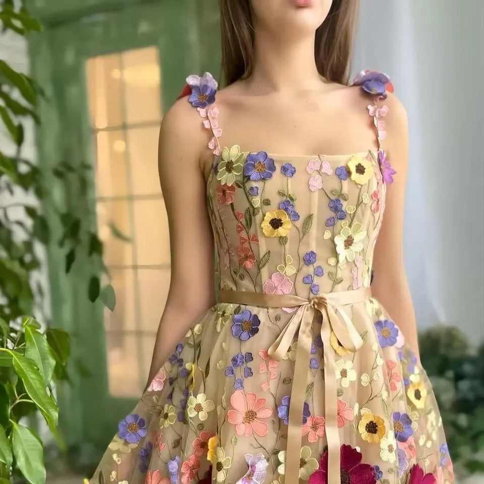 Robe printanière élégante avec broderie florale et bretelles - Couleur Violet