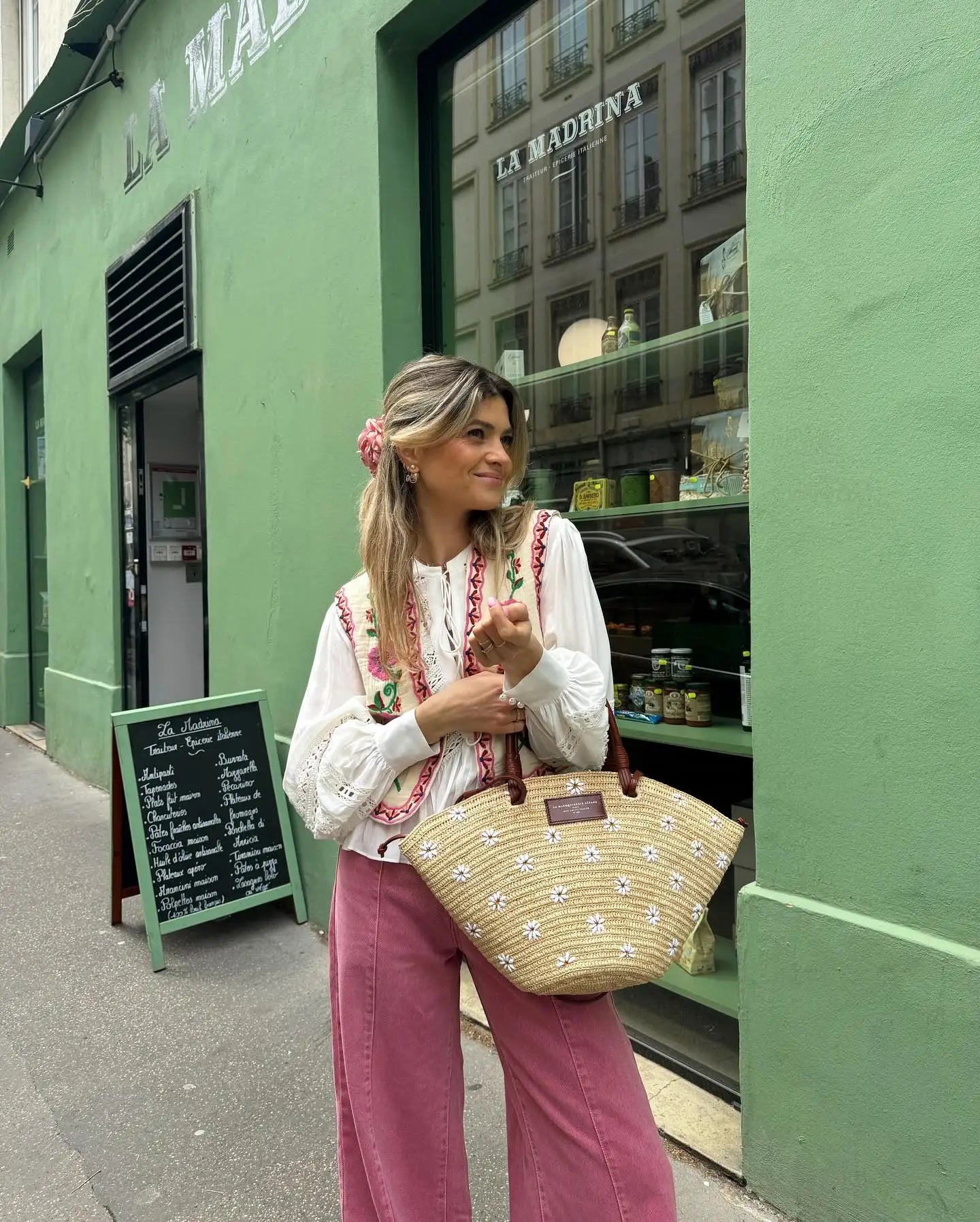 Sac fourre-tout en osier pour femmes – Fleurs brodées – Design spacieux – Ouvert en haut – Poignées solides