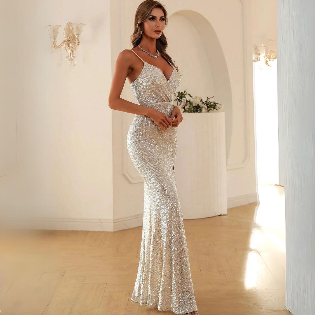 Robe de soirée scintillante Cleo en sequins argentés avec fente