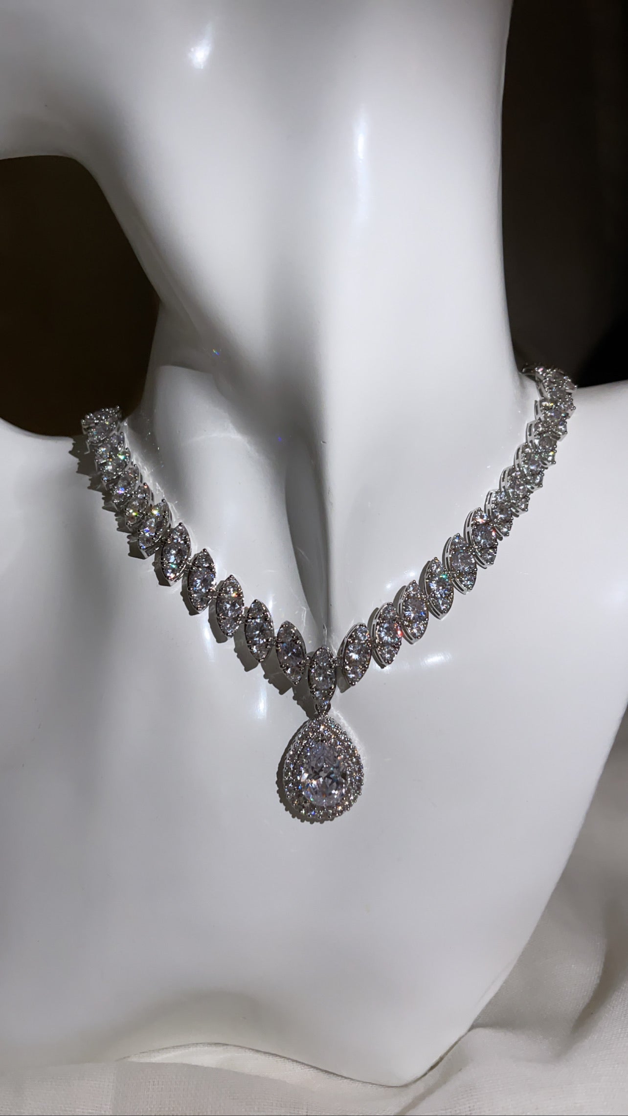 Rayonnement JULIENNE | Collier chic avec boucles d'oreilles assorties - Luviera Fashion