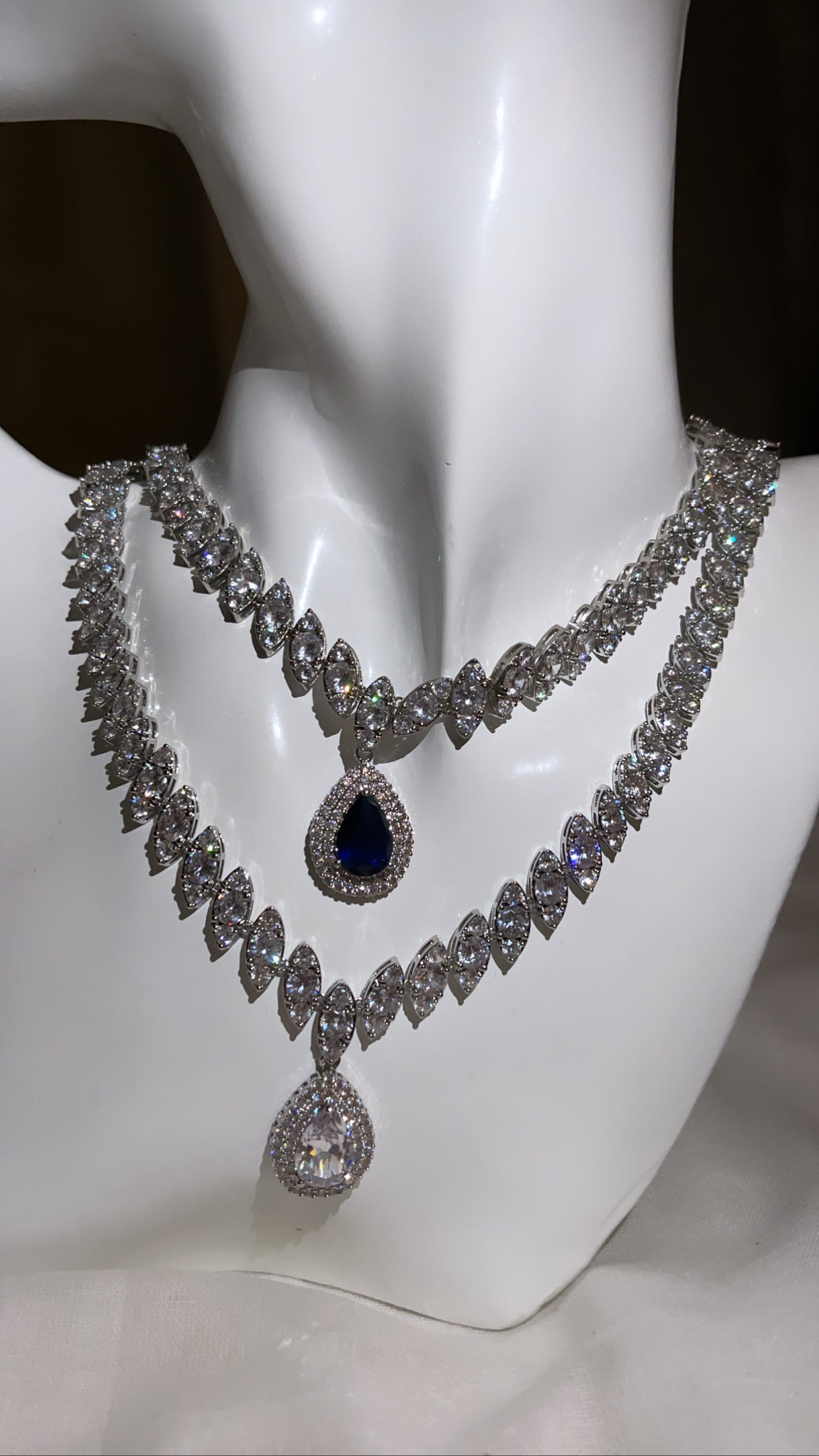 Rayonnement JULIENNE | Collier chic avec boucles d'oreilles assorties - Luviera Fashion