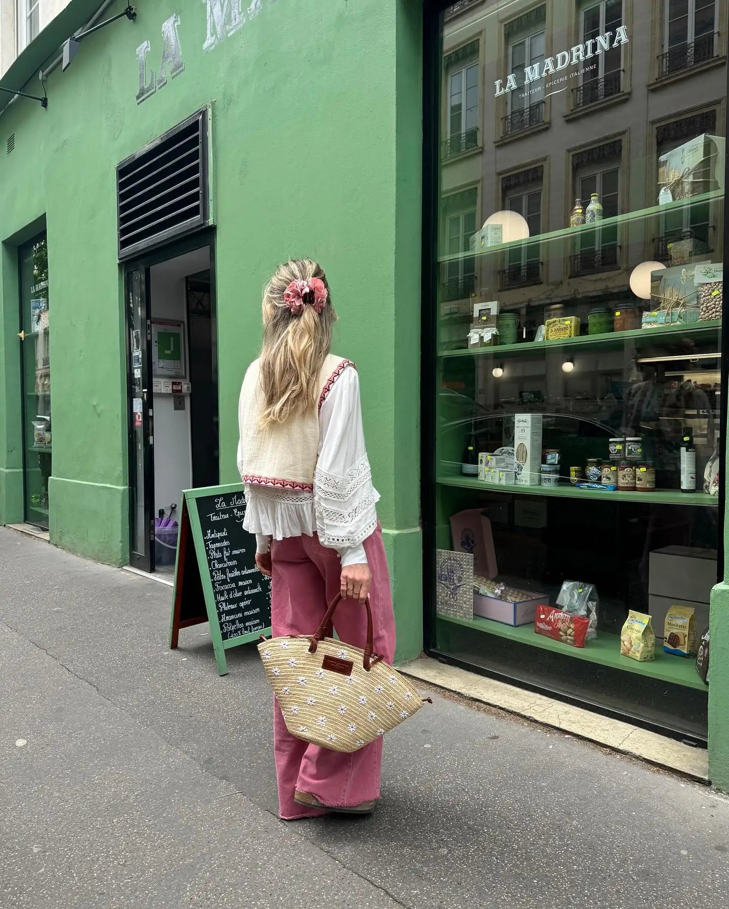 Sac fourre-tout en osier pour femmes – Fleurs brodées – Design spacieux – Ouvert en haut – Poignées solides