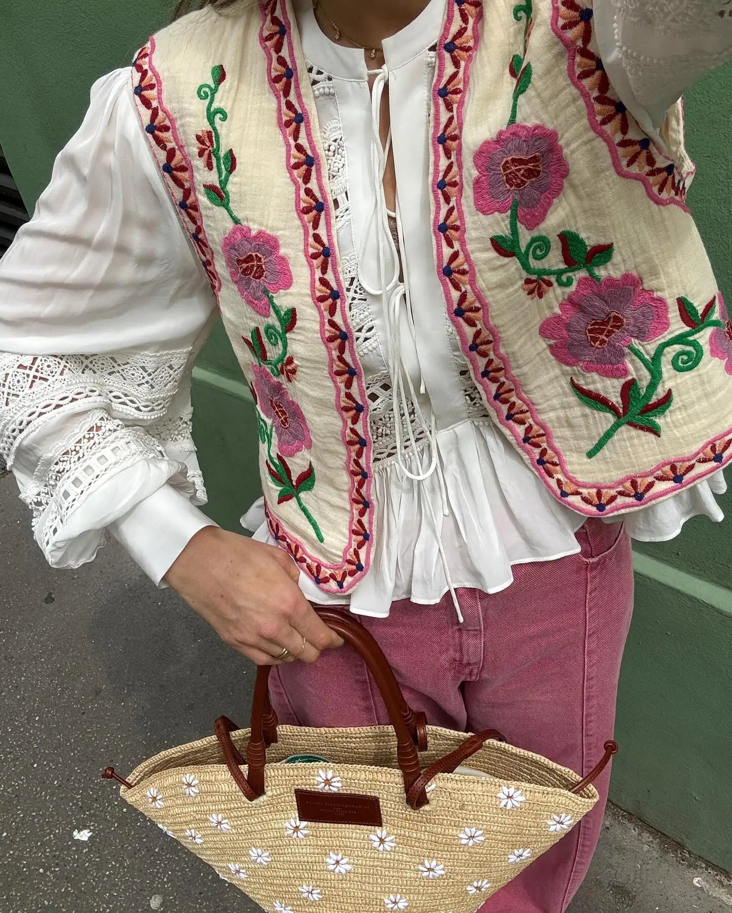 Sac fourre-tout en osier pour femmes – Fleurs brodées – Design spacieux – Ouvert en haut – Poignées solides